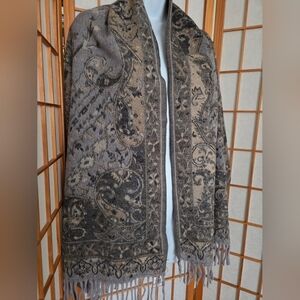 NWT WOMENS VINCE CAMUTO SUPER SOFT GREY PAISLEY SHOULDER WRAP/SCARF 68 X 26 in